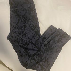 JoyLab size M python print blue and black leggings